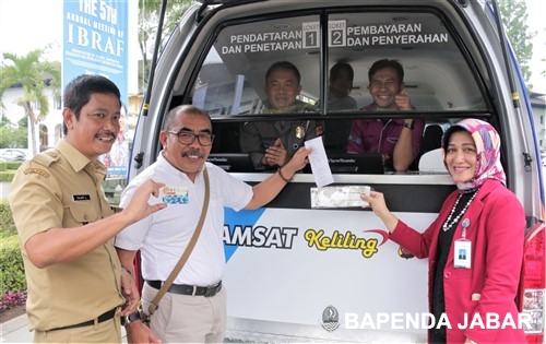 Gensly berkunjung ke layanan Samsat Keliling V-Sat di halaman Gedung Sate setelah sebelumnya mencoba langsung layanan eSamsat, Jalan Dipoengoro.