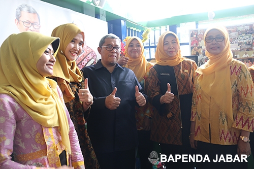 Foto bersama, saat Gubernur Jawa Barat, Ahmad Heryawan mengunjungi both Bapenda Provinsi Jawa Barat.
