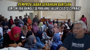 PEMPROV JABAR SERAHKAN BANTUAN UNTUK 166 BANGLI SEPANJANG JALUR CILOTO CIPANAS
